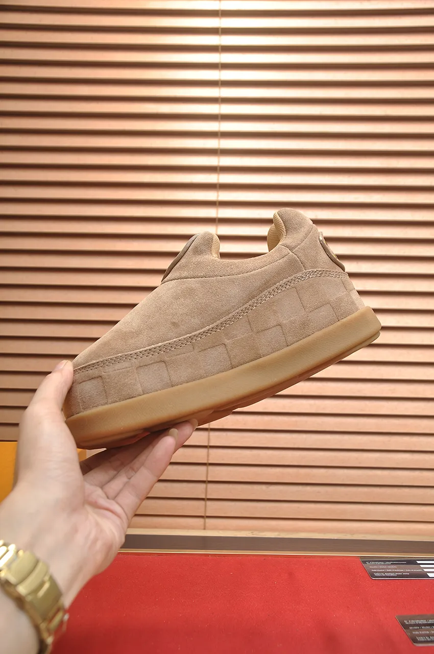 Men's men's shoes💰700💶 🔥New style🔥 LV co-branded nigo, ugly and cute😍Many Internet celebrities have put on their shoes, classic and versatile items.  ❄️Fabric: Imported high mercerized cow suede. ❄️Inner lining: high-grade elastic mesh, ❄️Outsole: original molded outsole, palm print rubber outsole with hidden L letter and Monongram flower ❄️Size: Female 35-41 (Female 41 customized), Male 39-46 (45-46 customized)